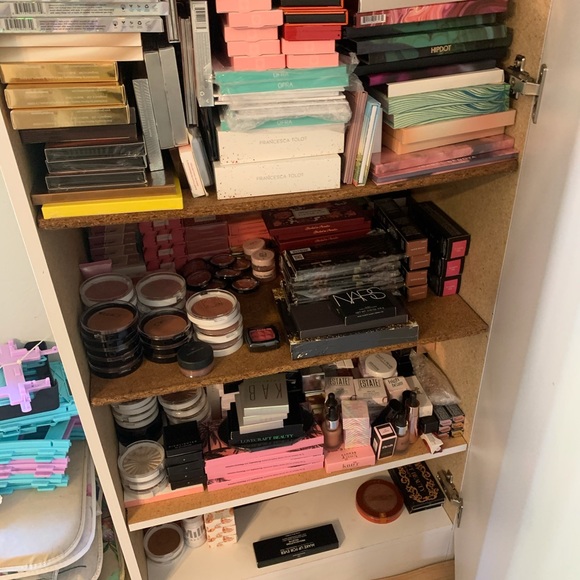 HIGH END COSMETIC MYSTERY BOX - Picture 6 of 8